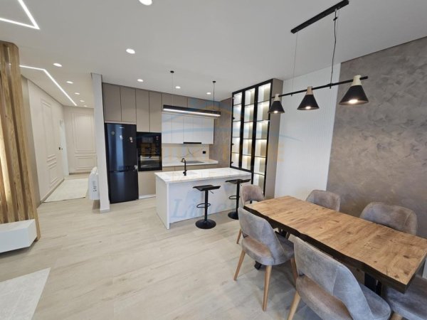 Tirane, jepet me qera apartament 2+1 Kati 1, 132 m² 1.500 € (TEG)