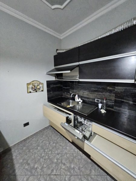 Tirane, jepet me qera apartament 3+1+Ballkon Kati 1, 150 m² 650 € (Rruga Muhamed Gjollesha)
