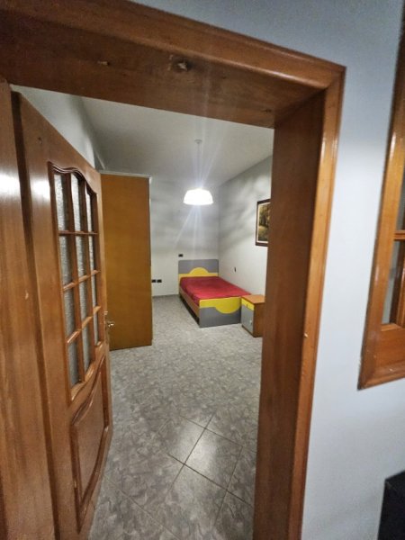 Tirane, jepet me qera apartament 3+1+Ballkon Kati 1, 150 m² 650 € (Rruga Muhamed Gjollesha)