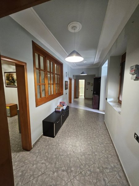 Tirane, jepet me qera apartament 3+1+Ballkon Kati 1, 150 m² 650 € (Rruga Muhamed Gjollesha)