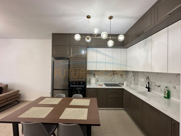Tirane, jepet me qera apartament 3+1 Kati 6, 120 m² 550 € (Unaza e Re)