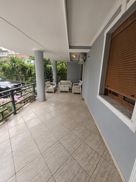 Tirane, jepet me qera apartament 3+1+Ballkon Kati 1, 150 m² 650 € (Rruga Muhamed Gjollesha)