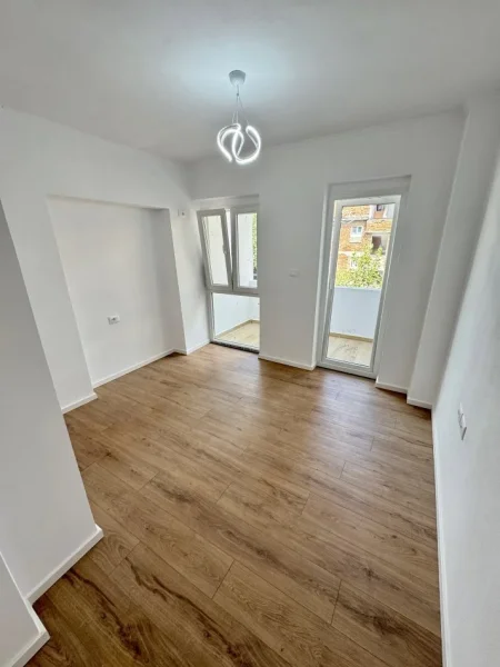 Tirane, shitet apartament 2+1+Ballkon Kati 4, 64 m² 169.000 € (Rruga e Kavajes)