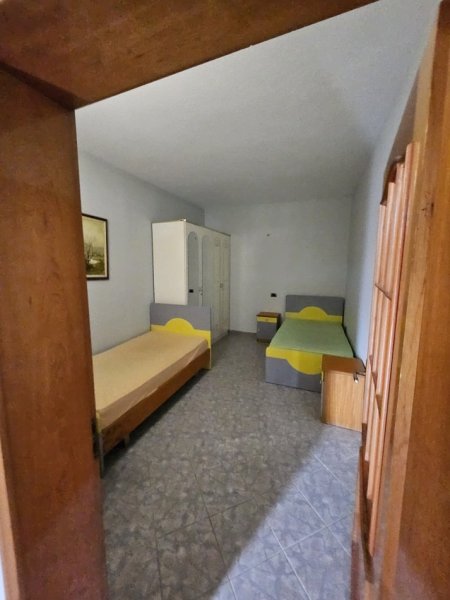 Tirane, jepet me qera apartament 3+1+Ballkon Kati 1, 150 m² 650 € (Rruga Muhamed Gjollesha)