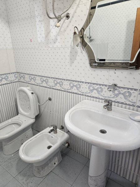 Tirane, jepet me qera apartament 3+1+Ballkon Kati 1, 150 m² 650 € (Rruga Muhamed Gjollesha)