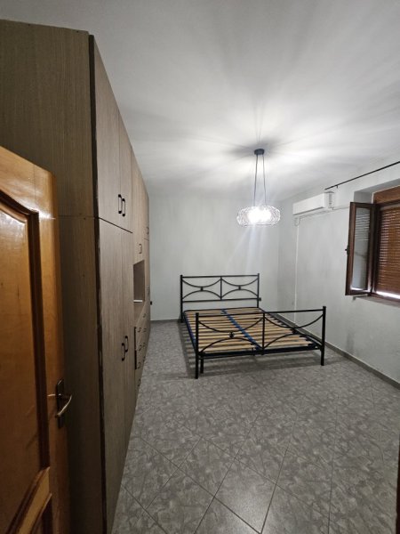 Tirane, jepet me qera apartament 3+1+Ballkon Kati 1, 150 m² 650 € (Rruga Muhamed Gjollesha)