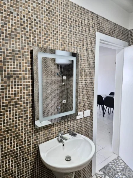 Tirane, jepet me qera apartament 1+1+Ballkon Kati 10, 70 m² 500 € (Kompleksi Golden Park)
