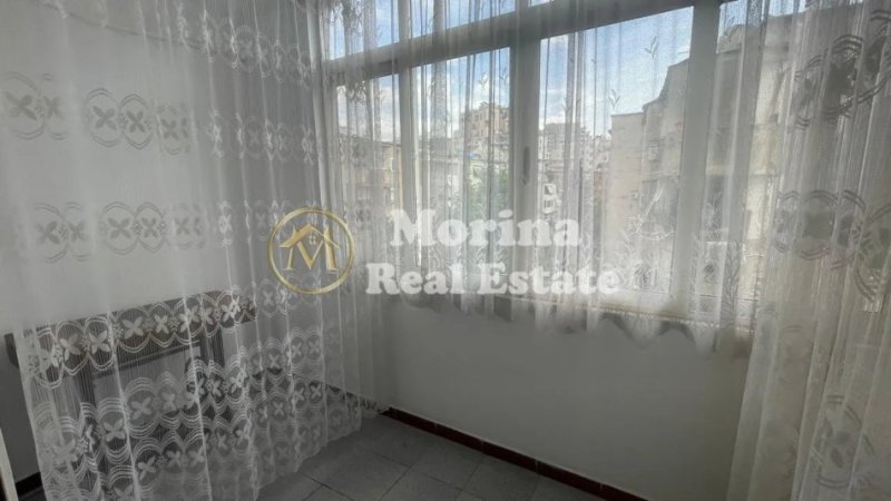 Tirane, jepet me qera apartament 3+1 Kati 3, 130 m² 600 € (Stadiumi Dinamo)