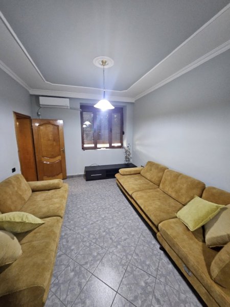 Tirane, jepet me qera apartament 3+1+Ballkon Kati 1, 150 m² 650 € (Rruga Muhamed Gjollesha)