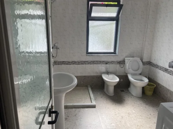 Tirane, jepet me qera apartament 2+1 , 110 m² 400 € (Rruga e Elbasanit)