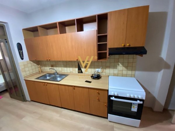Tirane, jepet me qera apartament 1+1+Ballkon Kati 2, 50 m² 450 € (KOMUNA E PARISIT)