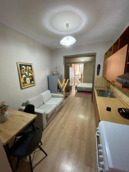 Tirane, jepet me qera apartament 1+1+Ballkon Kati 2, 50 m² 450 € (KOMUNA E PARISIT)