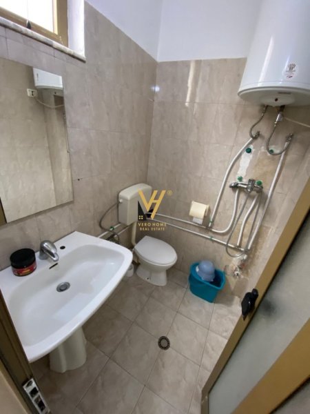Tirane, jepet me qera apartament 1+1+Ballkon Kati 2, 50 m² 450 € (KOMUNA E PARISIT)