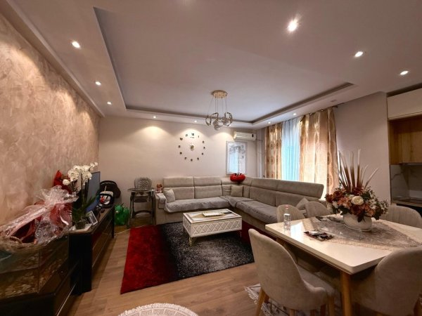 Vlore, shitet apartament 2+1 Kati 6, 96m² 105000 € (Lungomare)