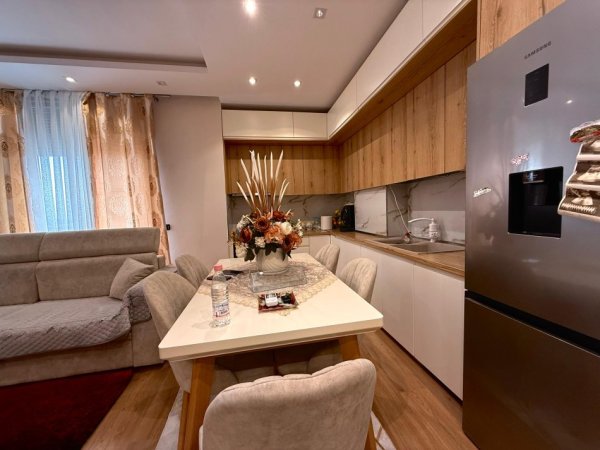 Vlore, shitet apartament 2+1 Kati 6, 96m² 105000 € (Lungomare)