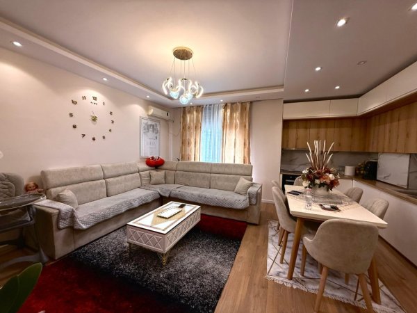 Vlore, shitet apartament 2+1 Kati 6, 96m² 105000 € (Lungomare)