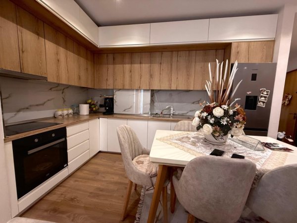 Vlore, shitet apartament 2+1 Kati 6, 96m² 105000 € (Lungomare)