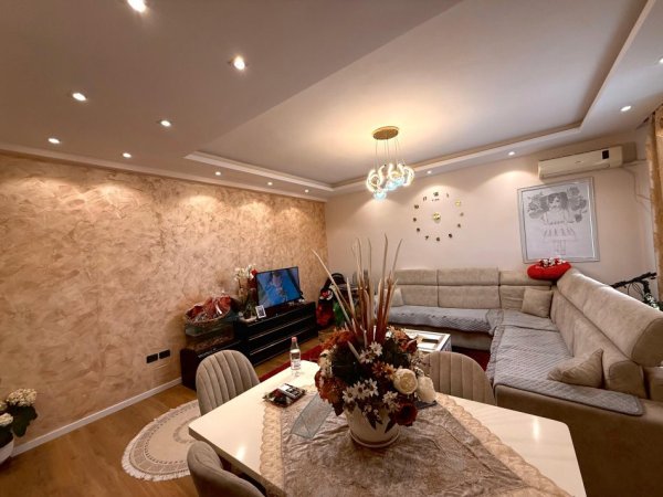 Vlore, shitet apartament 2+1 Kati 6, 96m² 105000 € (Lungomare)
