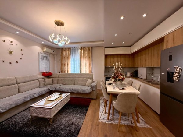 Vlore, shitet apartament 2+1 Kati 6, 96m² 105000 € (Lungomare)