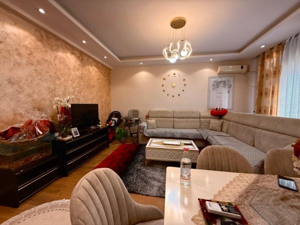 Vlore, shitet apartament 2+1 Kati 6, 96m² 105000 € (Lungomare)