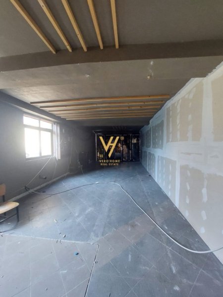 Tirane, jepet me qera zyre Kati 1, 300 m² 1.500 € (YZBERISHT)