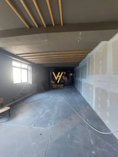 Tirane, jepet me qera zyre Kati 1, 300 m² 1.500 € (YZBERISHT)