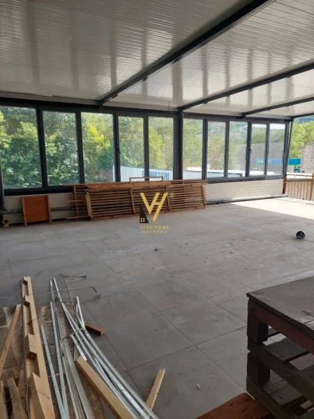 Tirane, jepet me qera zyre Kati 1, 300 m² 1.500 € (YZBERISHT)