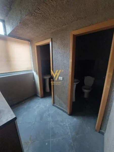 Tirane, jepet me qera zyre Kati 1, 300 m² 1.500 € (YZBERISHT)