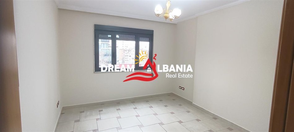 Tirane, jepet me qera zyre Kati 4, 132 m² 1.000 € (Prane Rruges se Kavajes - ID 42611249)