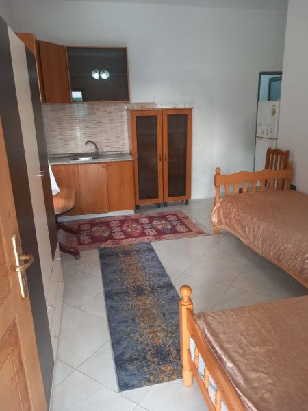 Tirane, jepet me qera garsonier 1+1 Kati 3, 30 m² (Pran Kolegjit Turk,Rruga e Burgut)