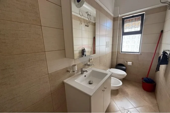 Tirane, jepet me qera apartament 1+1+Aneks+Ballkon Kati 5, 60 m² 550 € (Myslym Shyri)