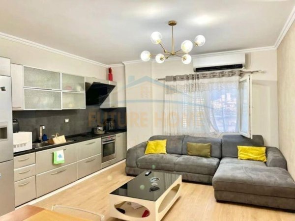 Tirane, shitet apartament 2+1+Ballkon Kati 6, 96 m² 200.000 € (21 Djetori)