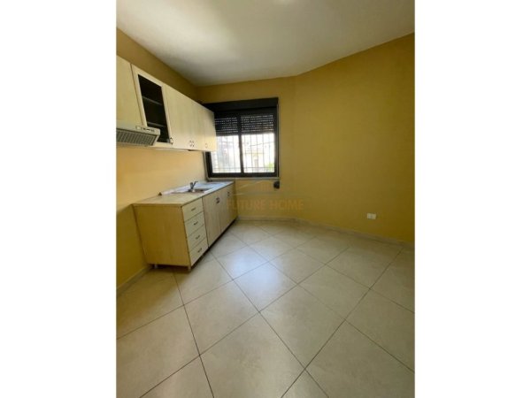 Tirane, jepet me qera apartament 2+1 Kati 3, 153 m² 1.100 € (Rruga e Durrsit)