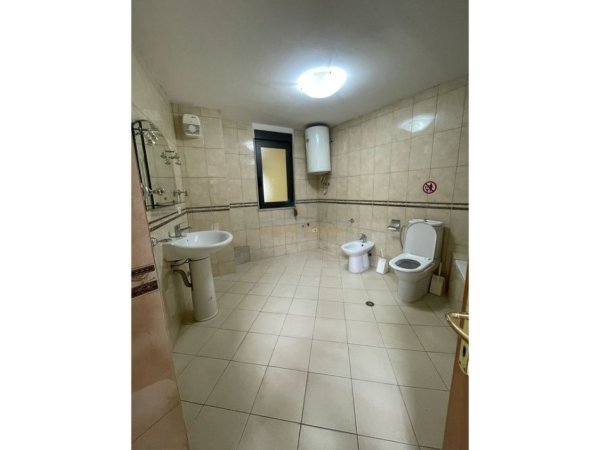 Tirane, jepet me qera apartament 2+1 Kati 3, 153 m² 1.100 € (Rruga e Durrsit)