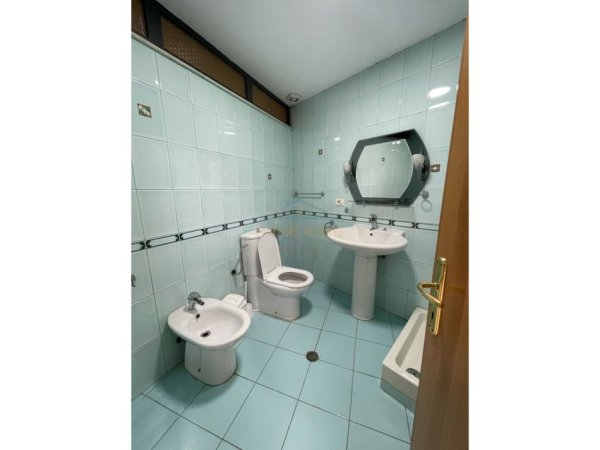 Tirane, jepet me qera apartament 2+1 Kati 3, 153 m² 1.100 € (Rruga e Durrsit)
