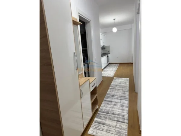 Tirane, jepet me qera apartament 2+1 Kati 8, 80 m² 600 € (Ish Parku Autobuzave)