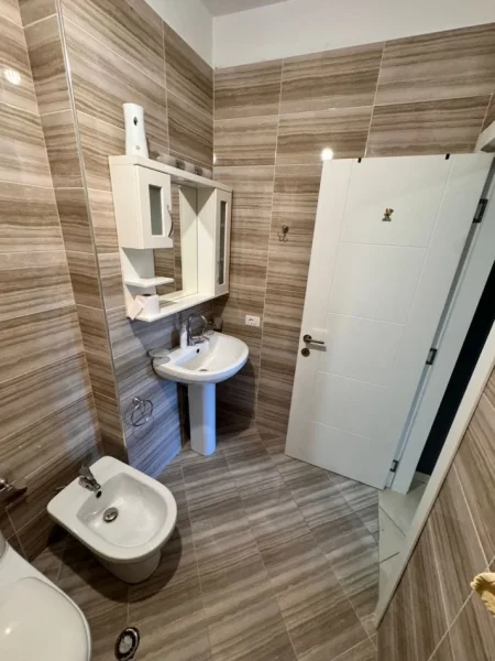 Tirane, jap me qera zyre Kati 3, 100 m² 850 € (Qender, prane Toptanit)