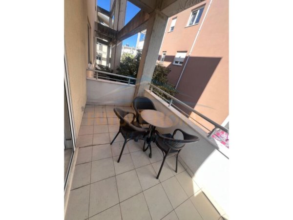 Tirane, jepet me qera apartament 1+1 Kati 2, 67 m² 600 € (TEG)