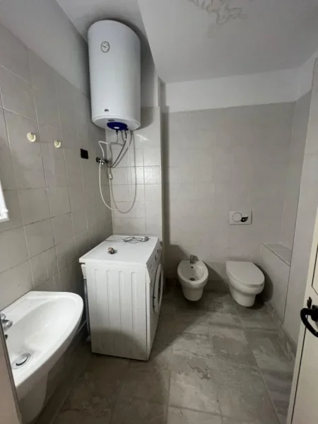 Tirane, jepet me qera garsonier 1+1 Kati 6, 40 m² 220 € (LONI liGORI)