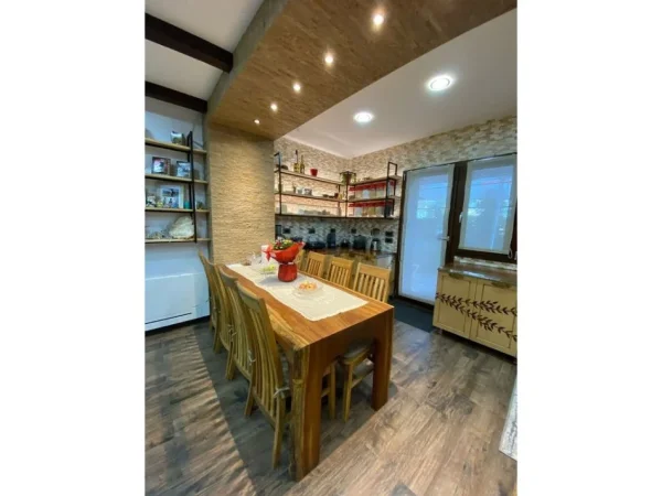 Tirane, shes apartament 2+1+Ballkon Kati 9, 202 m² 361.000 € (Yzberisht)