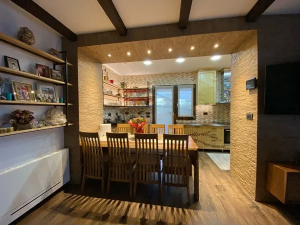 Tirane, shes apartament 2+1+Ballkon Kati 9, 202 m² 361.000 € (Yzberisht)