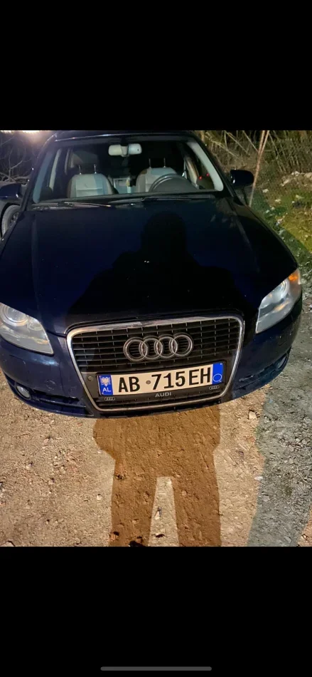 Tirane, shitet makine Audi A4 Nafte, blu e errët automatik Kondicioner 250.000 km 2000€