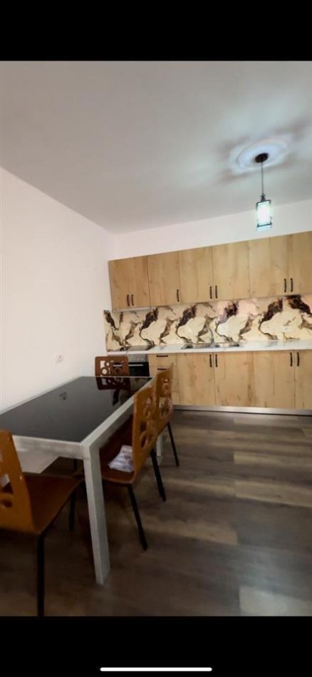 Tirane, jepet me qera apartament 2+1+Ballkon Kati 4, 87 m² 450 € (Shkoze ,Kompleksi Tom Doshi)