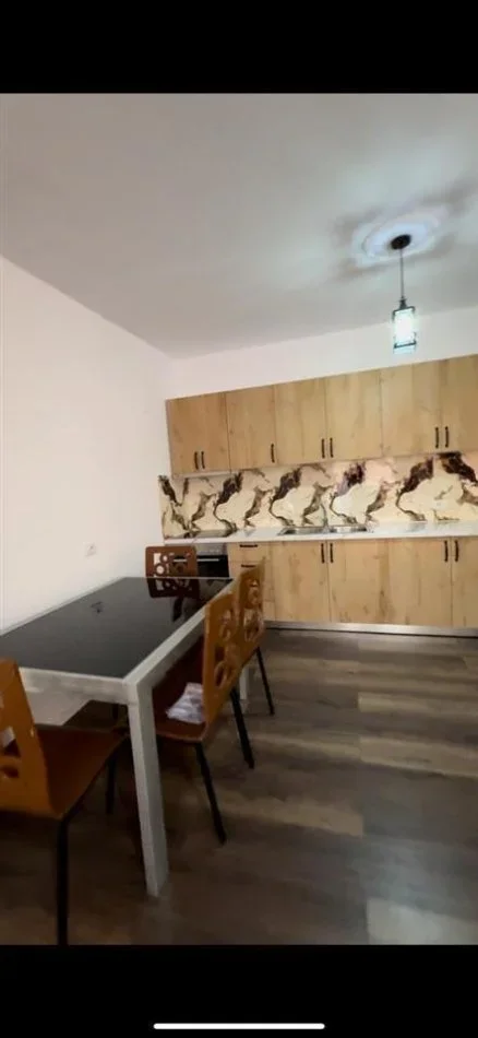 Tirane, jepet me qera apartament 2+1+Ballkon Kati 4, 87 m² 450 € (Shkoze ,Kompleksi Tom Doshi)