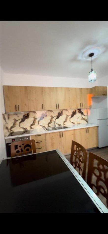 Tirane, jepet me qera apartament 2+1+Ballkon Kati 4, 87 m² 450 € (Shkoze ,Kompleksi Tom Doshi)