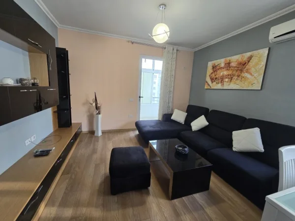 Tirane, jepet me qera apartament 2+1+Ballkon Kati 5, 87 m² 500 € (Yzberisht)