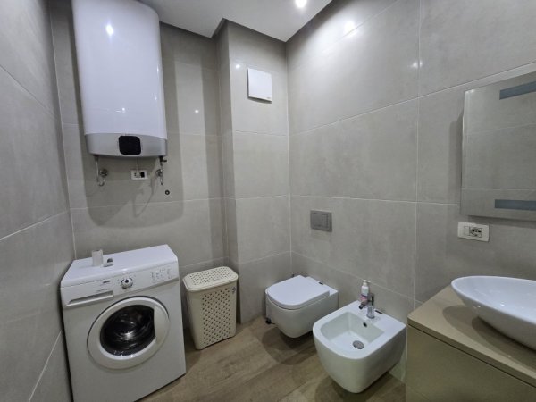 Tirane, jepet me qera apartament 2+1+Ballkon Kati 5, 87 m² 500 € (Yzberisht)