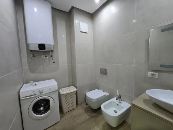 Tirane, jepet me qera apartament 2+1+Ballkon Kati 5, 87 m² 500 € (Yzberisht)