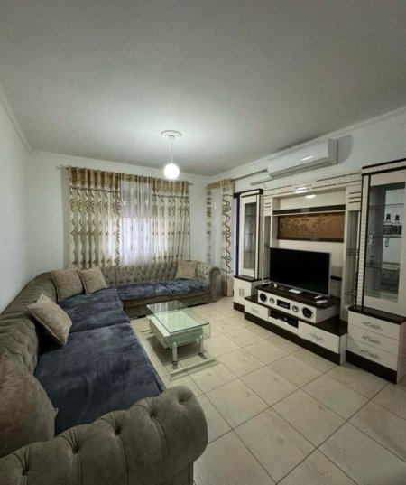 Tirane, jepet me qera apartament 1+1+Ballkon Kati 4, 78 m² 550 € (Selvia)