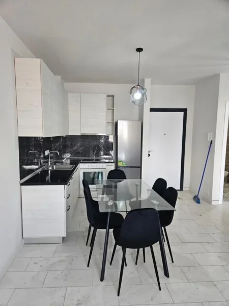 Tirane, jepet me qera apartament 1+1+Ballkon Kati 10, 70 m² 500 € (Rruga e kavajes)